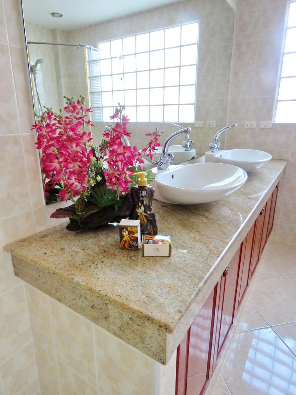 Butterfly Garden Boutique Residences Large Luxury Apts And Villas A Lifetsyle Destination By Neang, Everything You Need All Right Here 1-3 Bedrooms 110 To 190 Sq Mtrs, 2 Full Bathrooms, Rain Shower, Spa Bath, Bbq, Free Wifi, Staff 24-7, Close To Beac Pattaya Εξωτερικό φωτογραφία